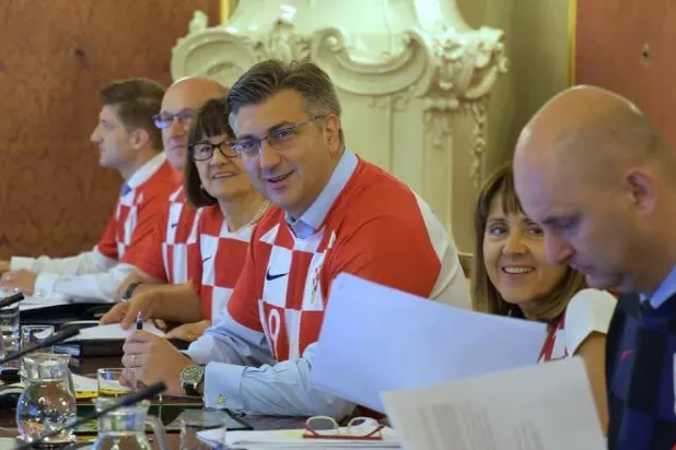 الحكومة الكرواتية تجتمع بزي منتخب بلادها