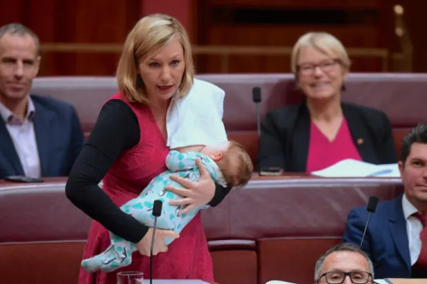 السيناتور الأسترالية لاريسا ووترز من حزب الخضر ترضع ابنتها في مبنى البرلمان في كانبيرا (رويترز)