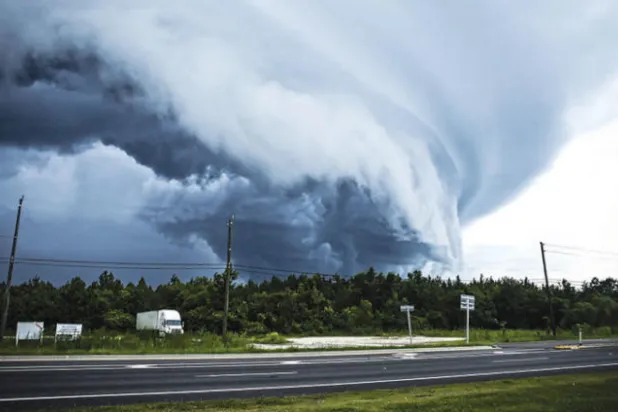 علماء يسعون لدراسة {عيون الأعاصير} لتحسين فرص التنبؤ بكثافتها
