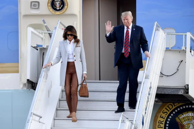الرئيس الأميركي دونالد ترمب والسيدة الأولى ميلانيا ترمب خلال وصولهما إلى هلسنكي (رويترز)