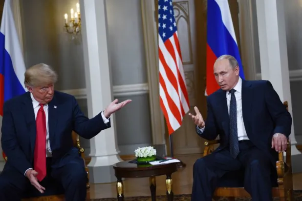 الرئيس الروسي فلاديمير بوتين والرئيس الأميركي دونالد ترمب خلال القمة في هلسنكي (أ.ف.ب)