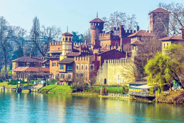 واجهة قصر «بورغو» الذي يعود بناؤه إلى العصور الوسطى