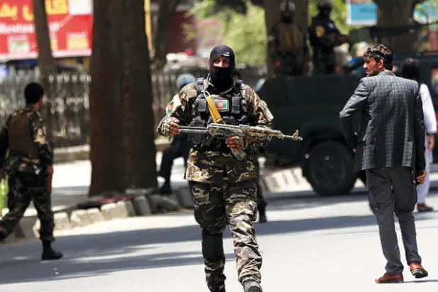 استنفار أمني قرب موقع التفجير الانتحاري وسط كابل أمس (أ.ب)