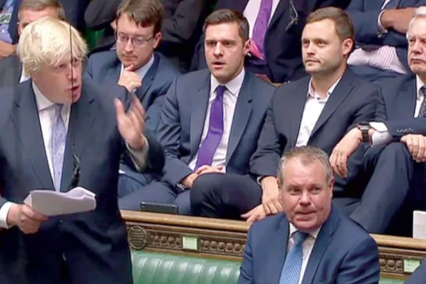 رئيسة وزراء بريطانيا تهدد متمردي حزبها بالدعوة لانتخابات مبكرة