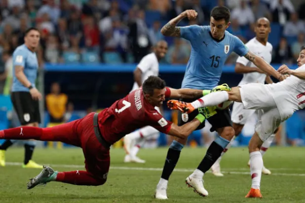 سيلفا يسعى إلى هز شباك أوروغواي في مونديال روسيا (أ.ف.ب)