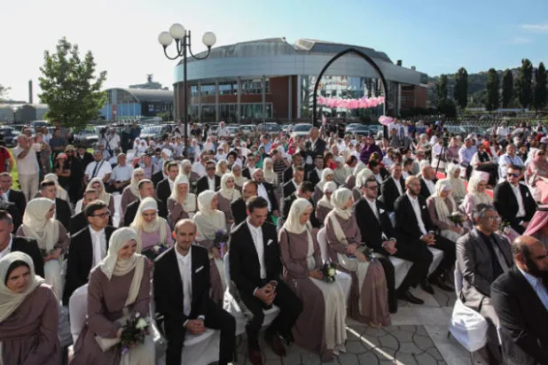 زواج جماعي في سراييفو لـ 120 شاباً وفتاة من المسلمين