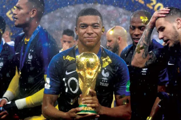 مبابي أحد نجوم البطولة يرفع كأسها في النهاية