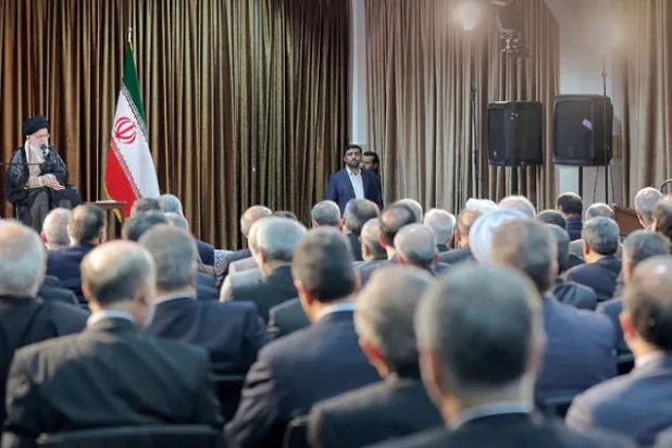 خامنئي: التهديدات بإغلاق هرمز تعبّر عن نهج النظام