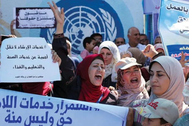 مئات الموظفين يحاصرون مقر «أونروا» في غزة ويطالبون برحيل مديرها