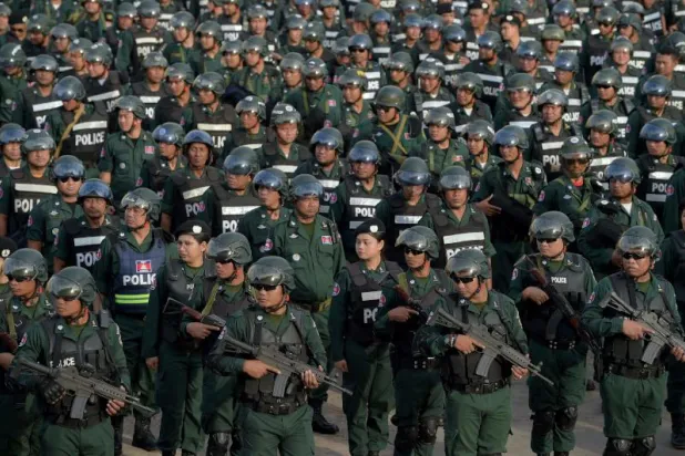 قوات الشرطة الكمبودية خلال حفل التفتيش في الملعب الأولمبي الوطني في فنومبينه  تمهيدا للانتخابات العامة (أ.ف.ب)