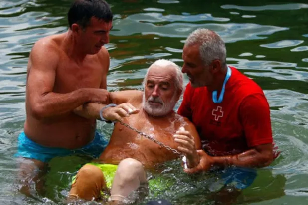 بلغاري يدخل موسوعة «غينيس» للسباحة مكبلاً داخل كيس