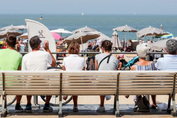 في أوستند ببلجيكا امتلأت الشواطئ بالمواطنين الفارين من موجة الحر (إ.ب.أ)