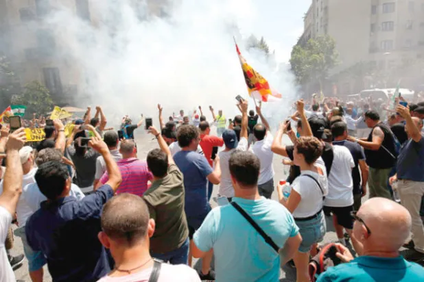 الحكومة الإسبانية تواجه أولى انتكاساتها