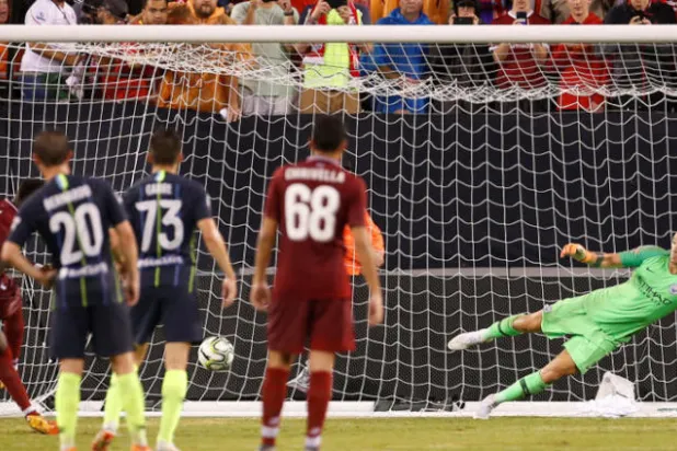 ماني (يسار) يحرز هدف الفوز على سيتي في مسابقة كأس الأبطال الدولية (رويترز)