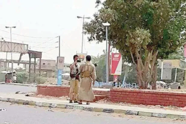 خنادق وقناصة وفوضى... كيف يعيش أهالي الحديدة مع «الدخلاء» هذه الأيام؟