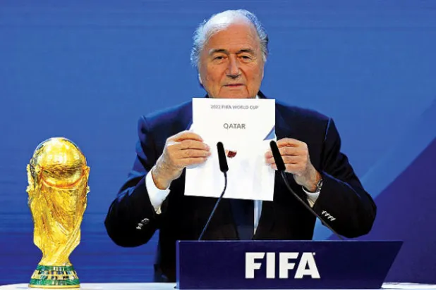 بلاتر يعلن في 2010 فوز قطر باستضافة مونديال 2022 (إ.ب.أ)
