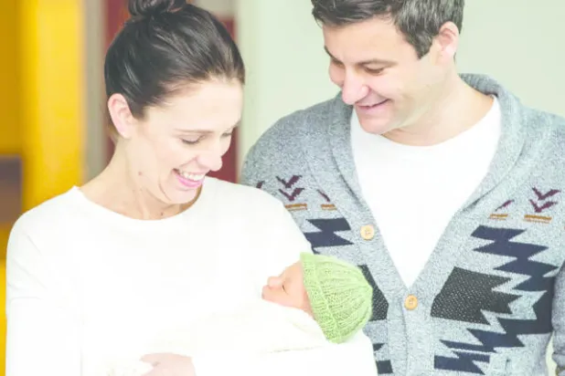 هل تنجح رئيسة وزراء نيوزيلندا في التوفيق بين عملها ورعاية رضيعتها؟