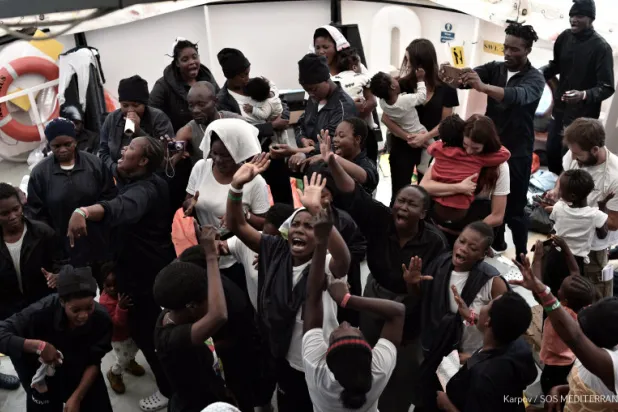 بعض الناجين يحتفلون بولادة طفل على متن سفينة الإنقاذ ونجاة الأم (كيني كاربوف - «إس أو إس ميديتيراني»)