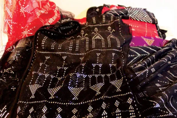 نموذج لثياب منقوشة بخيوط الذهب والفضة