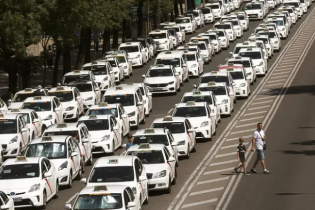 سائقو سيارات الأجرة في برشلونة يضربون احتجاجاً على «أوبر»