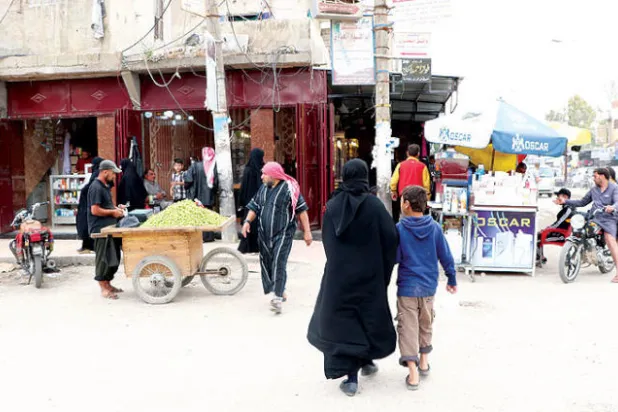 الطبقة تنتظر «الحل الشامل» لسوريا... وموظفو السد يعودون إلى عملهم