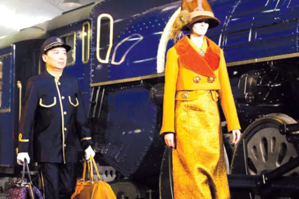لم تُلهم هذه القطارات السينما فحسب بل أيضا الموضة. ففي عام 2012 قدم مارك جايكوبس لدار «لويس فويتون» عرضا فخما استحضر فيه صورة السفر بكل ما يحمله من فخامة وأناقة زمان