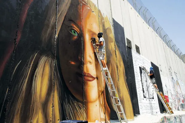 ترحيل فنانين رسما عهد التميمي