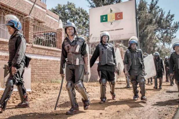 الحزب الحاكم في زيمبابوي يفوز بثلثي المقاعد والمعارضة تندد بالنتائج «المزورة»