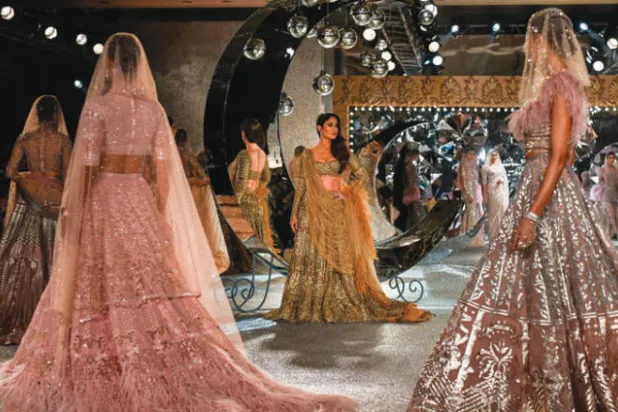 من عرض العلامة الهندية «فالغوني أند شاين بيكوك» في أسبوع الهوت كوتير بنيودلهي مؤخراً