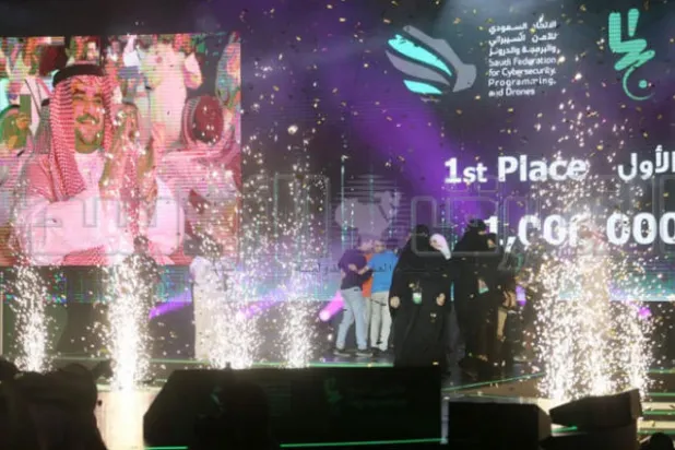 جانب من الحفل الختامي لمنافسات «هاكاثون الحج» في جدة أمس (تصوير: عبد الله الفالح)