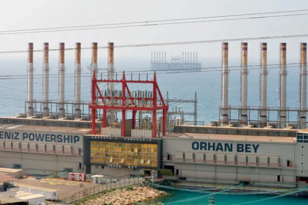 باخرة لتوليد الكهرباء تعيد الصراع بين «أمل» و«التيار»