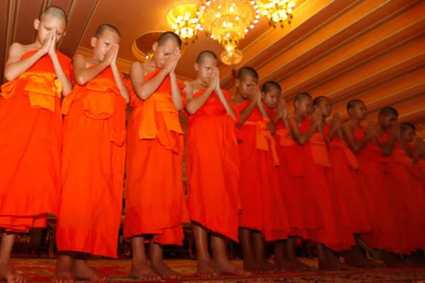 {صبية الكهف} التايلانديون يغادرون فترة رهبنة إلى ديارهم