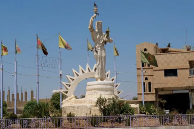 مجسمات محلية تزيح تماثيل الأسد في مناطق شرق الفرات