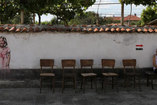 جدران قرية بلغارية تتحول إلى معرض فني مفتوح