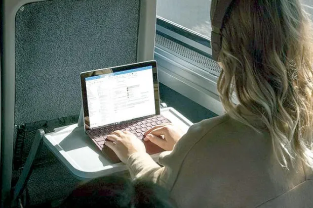 «سرفايس غو» من «مايكروسوفت»  كومبيوتر لحقيبة اليد