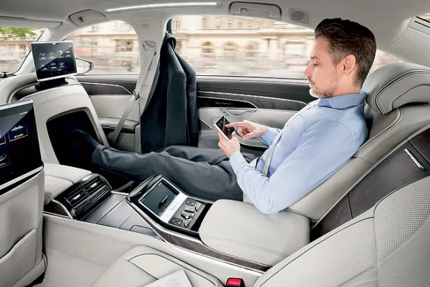 مكتب متحرك في مقعد {إيه 8} الخلفي