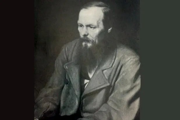 وقفة أمام رف دوستويفسكي