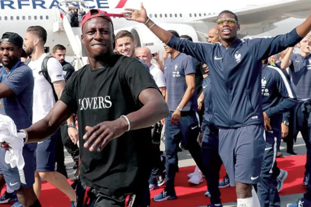 مورينيو اتهم بوغبا ضمنياً بأنه لا يقدم كل ما عنده مع يونايتد بعد تألقه في مونديال روسيا (أ.ف.ب)