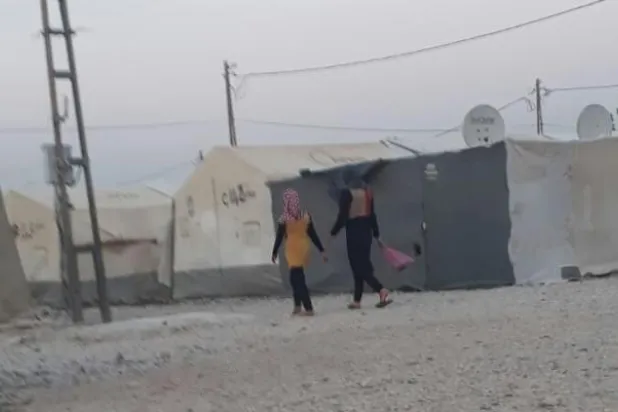 «أم عبدو»... تزوّجت مبكراً وتلعب مع طفلها في خيمة اللجوء