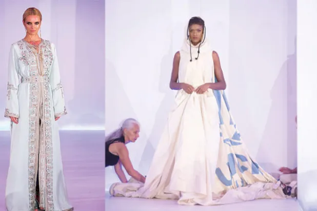 المصممة البروفسورة هيلين ستوري  في الصورة ترتب  ذيل الفستان المصنوع من خيمة كانت مأوى لعائلة سورية في مخيم الزعتري بالأردن - قفطان من علامة «رافينيتي»