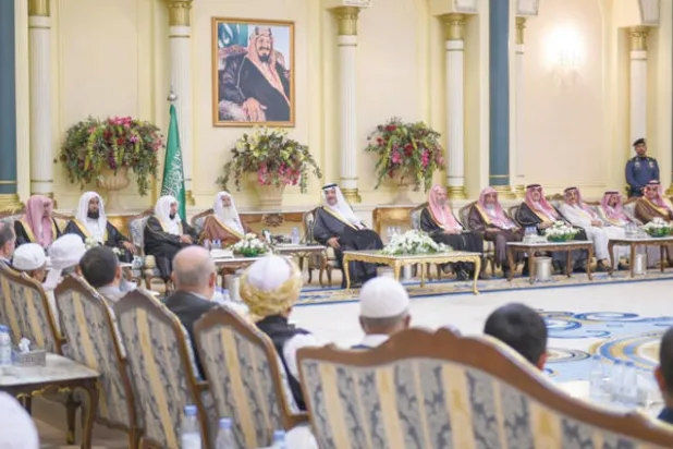 خادم الحرمين يوجه باستضافة 1300 حاج وحاجة ينتمون إلى 90 دولة