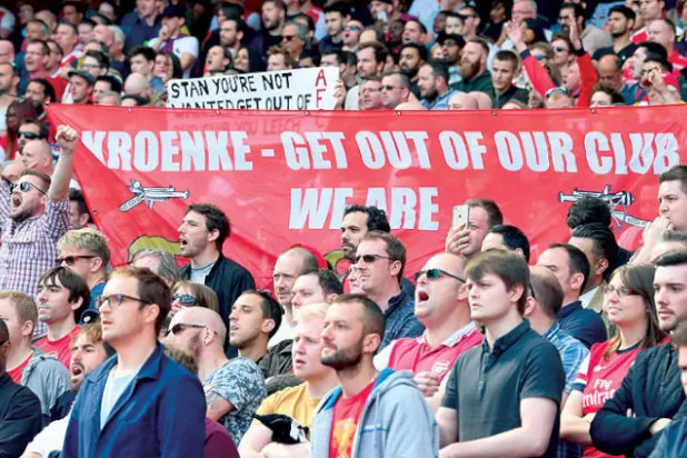 في مايو العام الماضي طالبت جماهير آرسنال برحيل كرونكي الذي كان يملك الحصة الأكبر من أسهم النادي آنذاك (أ.ف.ب)