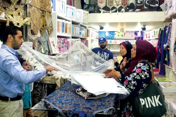 جميل شنار يبيع منسوجات سورية داخل الإسكندرية