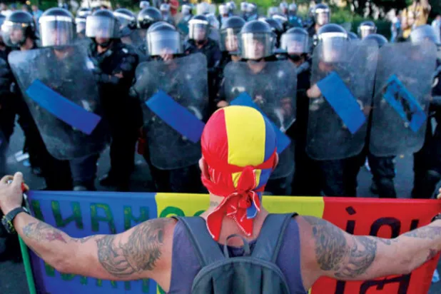 عشرات الآلاف يحتجون ضد «فساد» حكومة رومانيا الاشتراكية