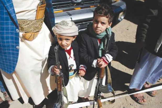 كيف يستغل الحوثيون أوضاع الأسر والزج بأطفالهم في الحرب «أحياءً وأمواتاً»؟