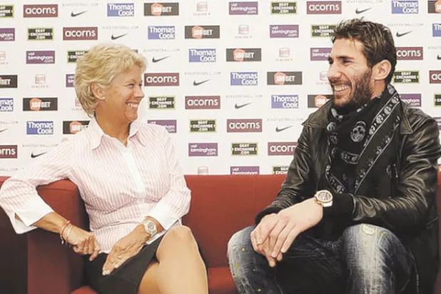 {ضابط اتصال}... وظيفة جديدة لحل مشاكل اللاعبين الصغار النفسية