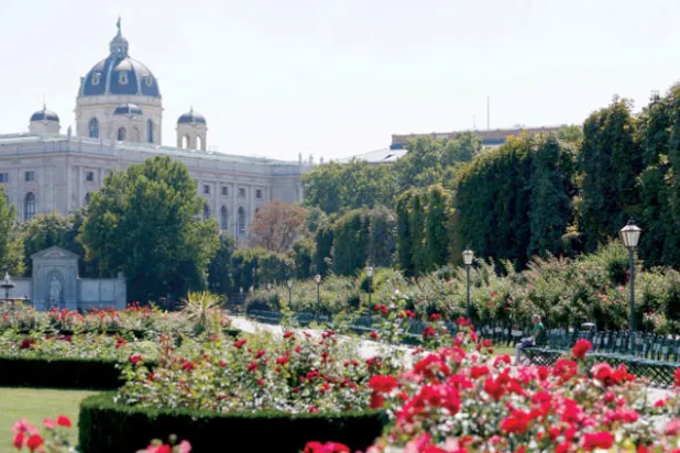 إحدى الحدائق العامة بمدينة فيينا (رويترز)