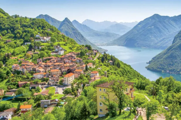 منظر بانورامي للوغانو بغاباتها وجبالها وبحيراتها