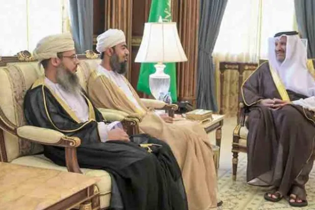 الأمير فيصل بن سلمان أمير منطقة المدينة المنورة لدى استقباله رئيس بعثة الحج العمانية (واس)