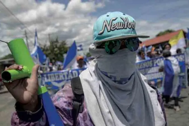 احتجاجات ضد رئيس نيكاراغوا اليساري أورتيغا وأخرى معه